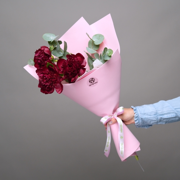 Букет-комплимент из пионов с эвкалиптом в фоамиране