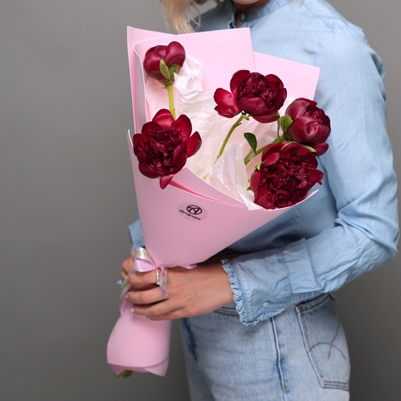 Букет из 5 бордовых пионов (Россия) в фоамиране