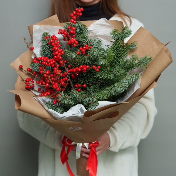 Зимний букет с илексом и нобилисом