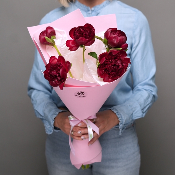 Букет из 5 бордовых пионов (Россия) в фоамиране