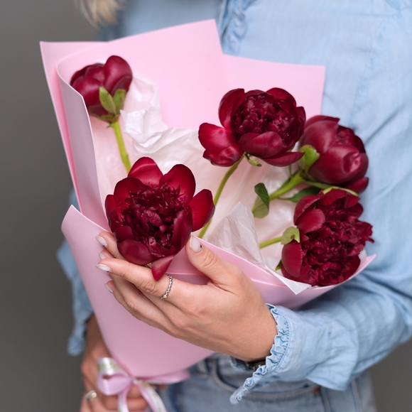 Букет из 5 бордовых пионов (Россия) в фоамиране