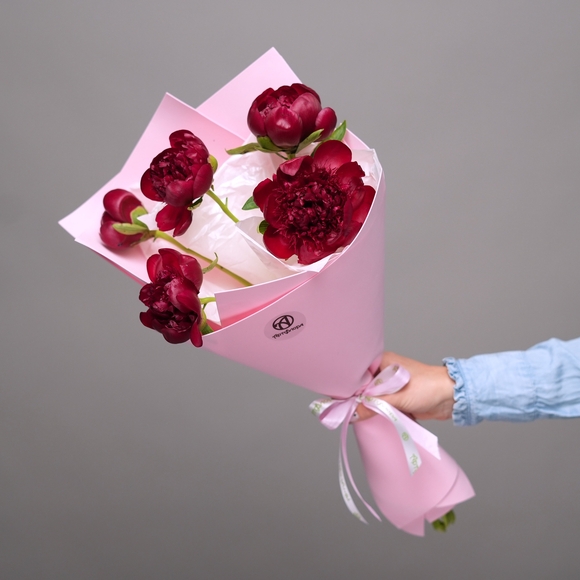 Букет из 5 бордовых пионов (Россия) в фоамиране