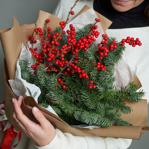 Зимний букет с илексом и нобилисом