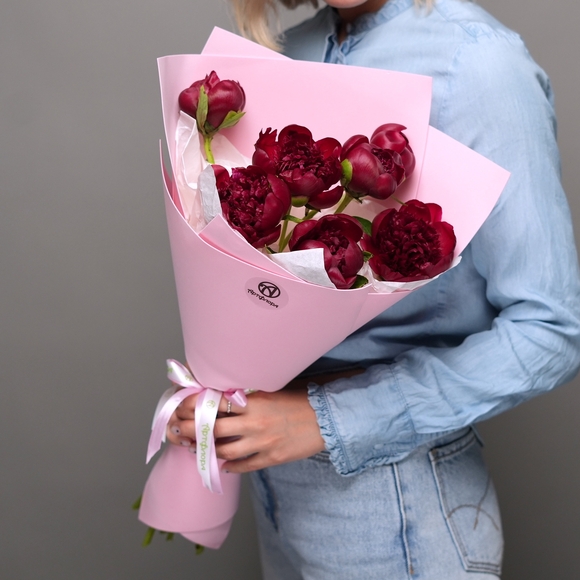 Букет из 7 бордовых пионов (Россия) в фоамиране