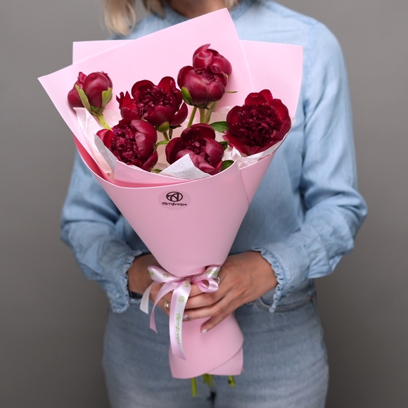 Букет из 7 бордовых пионов (Россия) в фоамиране