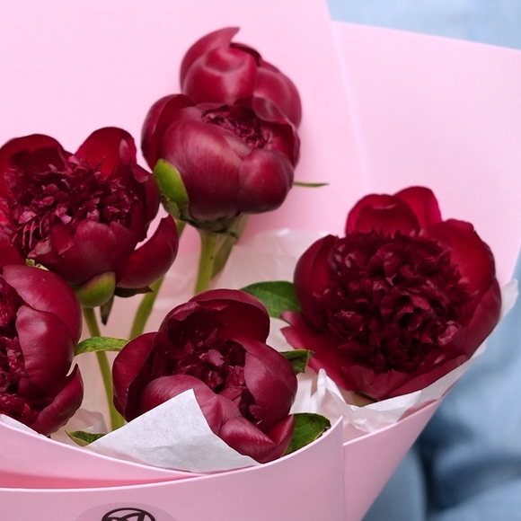 Букет из 7 бордовых пионов (Россия) в фоамиране