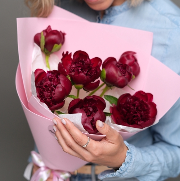 Букет из 7 бордовых пионов (Россия) в фоамиране