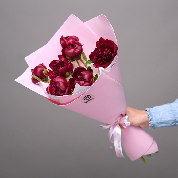 Букет из 7 бордовых пионов (Россия) в фоамиране