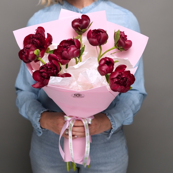 Букет из 9 бордовых пионов (Россия) в фоамиране