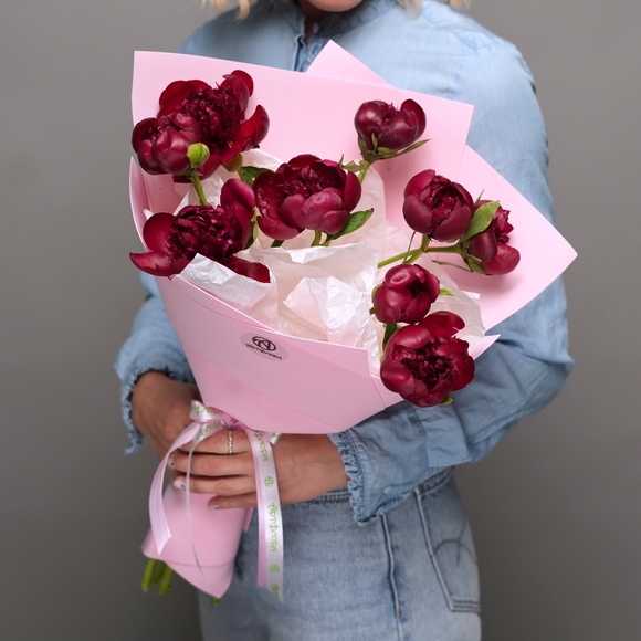Букет из 9 бордовых пионов (Россия) в фоамиране