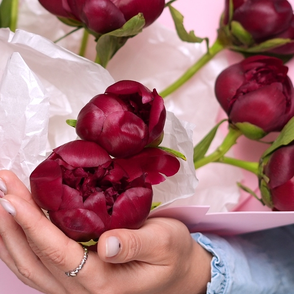 Букет из 9 бордовых пионов (Россия) в фоамиране