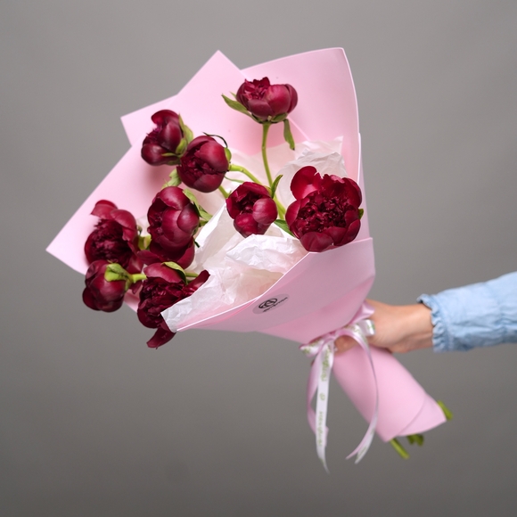 Букет из 9 бордовых пионов (Россия) в фоамиране
