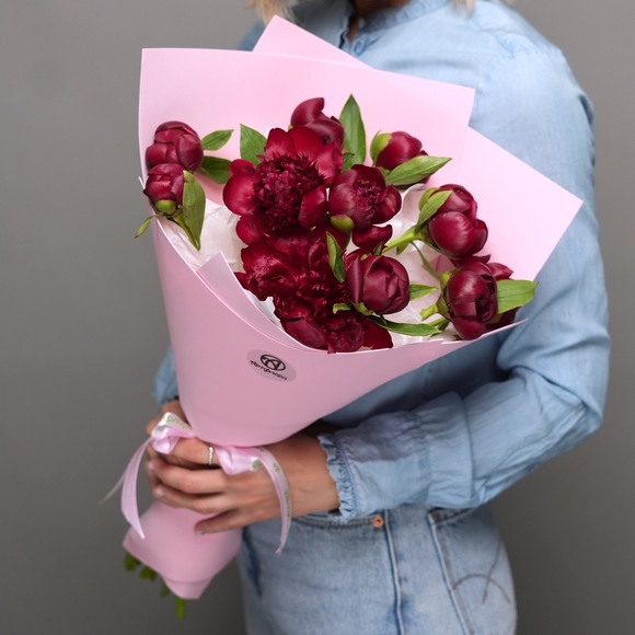 Букет из 11 бордовых пионов (Россия) в фоамиране
