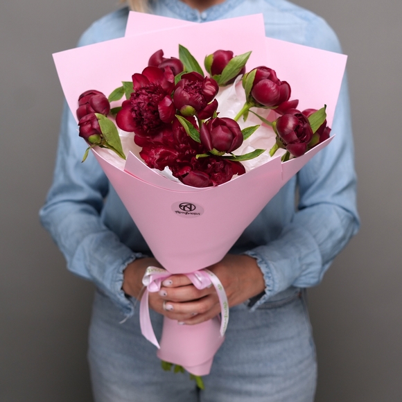 Букет из 11 бордовых пионов (Россия) в фоамиране