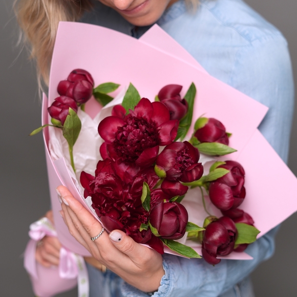 Букет из 11 бордовых пионов (Россия) в фоамиране