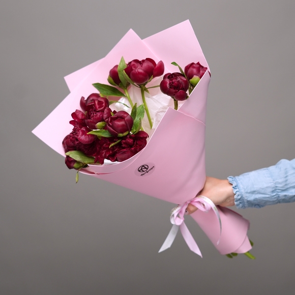 Букет из 11 бордовых пионов (Россия) в фоамиране