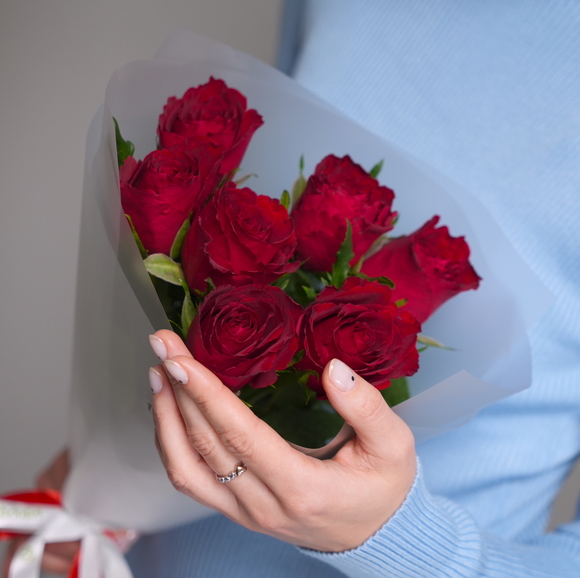 Букет из красных роз 50 см (Кения) - S в корейской матовой кальке