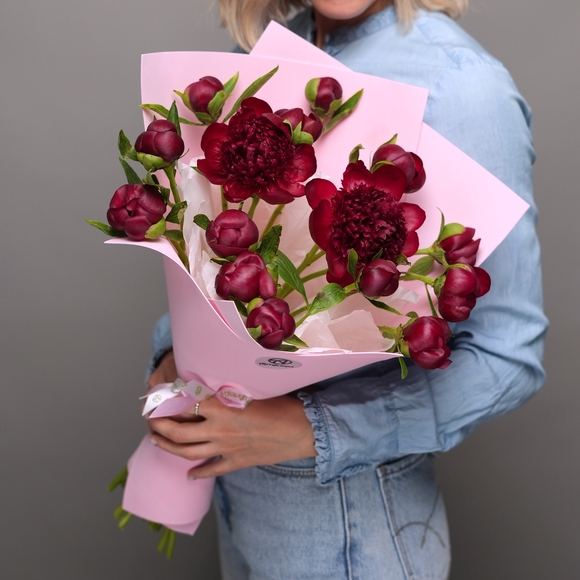 Букет из 15 бордовых пионов (Россия) в фоамиране