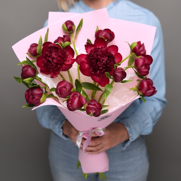 Букет из 15 бордовых пионов (Россия) в фоамиране