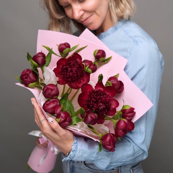 Букет из 15 бордовых пионов (Россия) в фоамиране