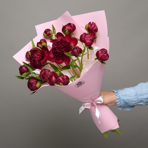 Букет из 15 бордовых пионов (Россия) в фоамиране