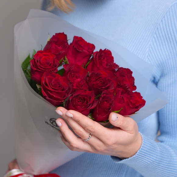 Букет из красных роз 50 см (Кения) - M в корейской матовой кальке