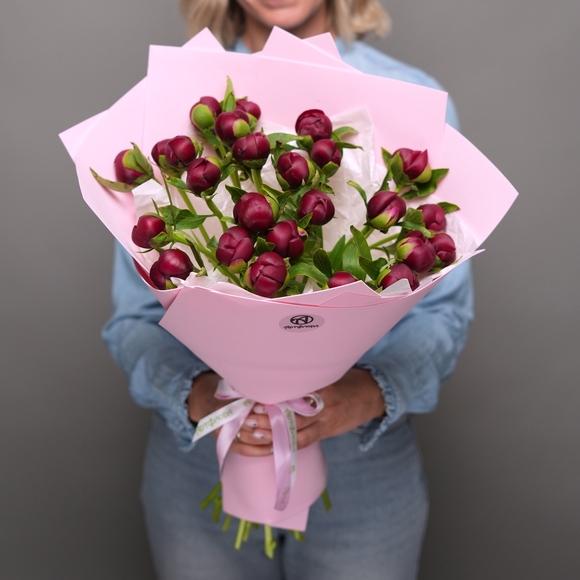 Букет из 25 бордовых пионов (Россия) в фоамиране