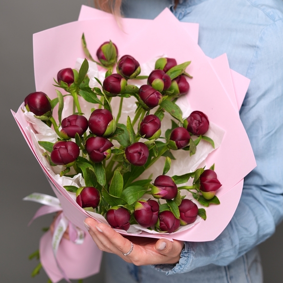 Букет из 25 бордовых пионов (Россия) в фоамиране