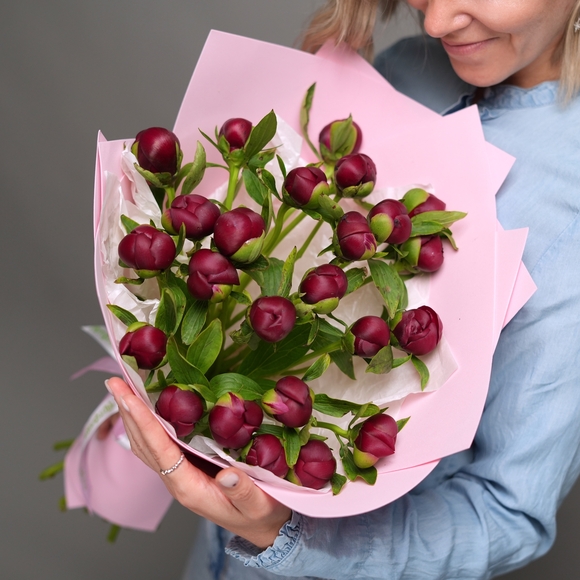 Букет из 25 бордовых пионов (Россия) в фоамиране