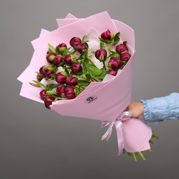 Букет из 25 бордовых пионов (Россия) в фоамиране