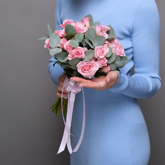 Букет невесты с кустовой розовой розой с эвкалиптом