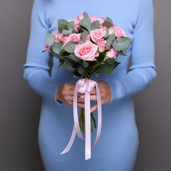 Букет невесты с кустовой розовой розой с эвкалиптом