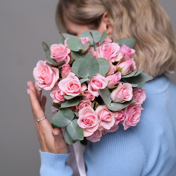Букет невесты с кустовой розовой розой с эвкалиптом