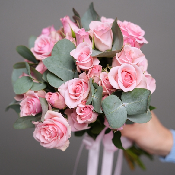 Букет невесты с кустовой розовой розой с эвкалиптом