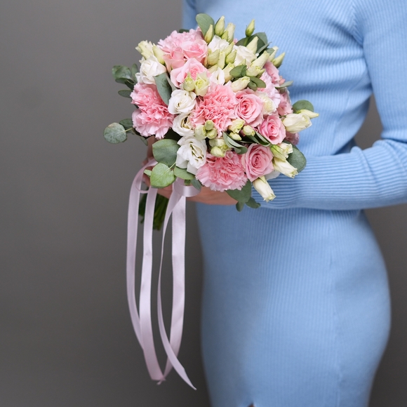 Букет невесты с кустовой розовой розой, диантусом и лизиантусом (эустомой) с эвкалиптом