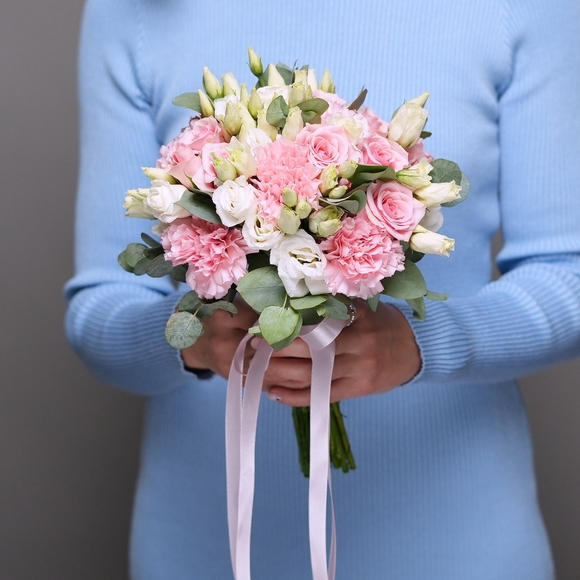 Букет невесты с кустовой розовой розой, диантусом и лизиантусом (эустомой) с эвкалиптом