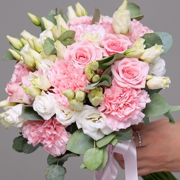 Букет невесты с кустовой розовой розой, диантусом и лизиантусом (эустомой) с эвкалиптом