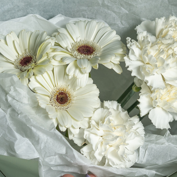 Букет из белых гербер и диантусов - S
