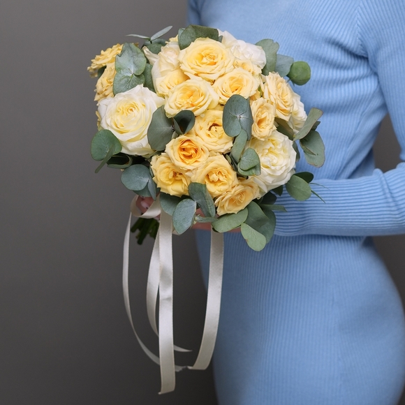 Букет невесты с розами Эквадор, кустовой кремовой розой с эвкалиптом