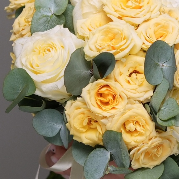 Букет невесты с розами Эквадор, кустовой кремовой розой с эвкалиптом