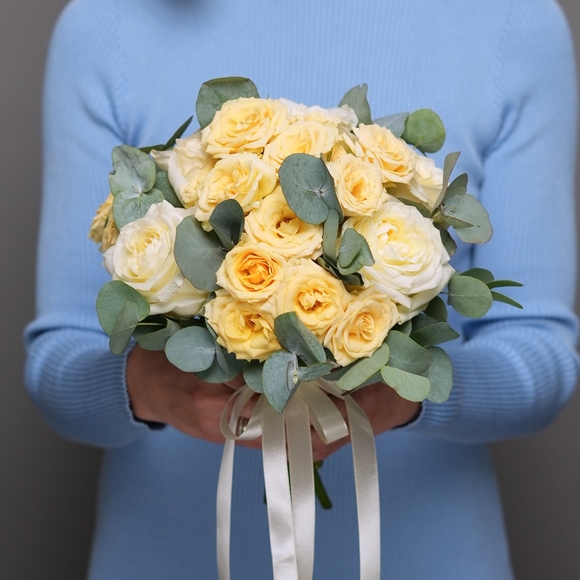 Букет невесты с розами Эквадор, кустовой кремовой розой с эвкалиптом