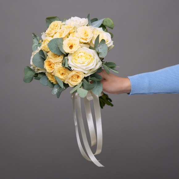 Букет невесты с розами Эквадор, кустовой кремовой розой с эвкалиптом
