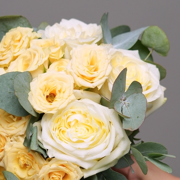 Букет невесты с розами Эквадор, кустовой кремовой розой с эвкалиптом