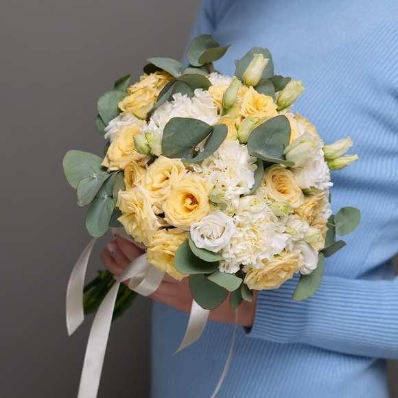 Букет невесты с кустовой кремовой розой, диантусом и лизиантусом (эустомой) с эвкалиптом