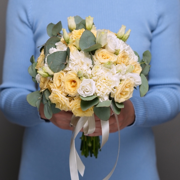 Букет невесты с кустовой кремовой розой, диантусом и лизиантусом (эустомой) с эвкалиптом