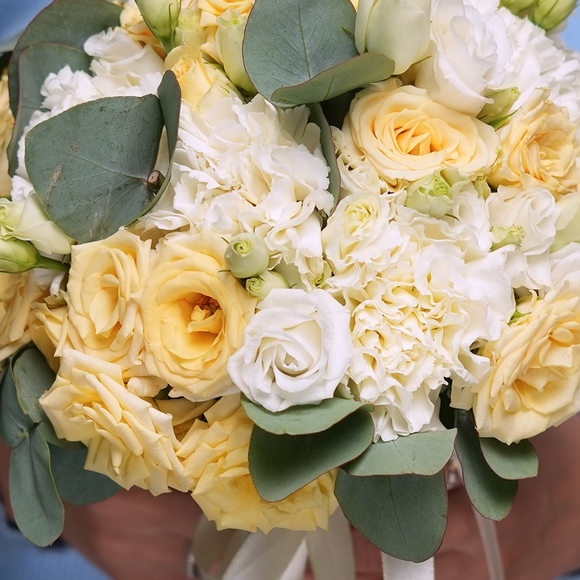 Букет невесты с кустовой кремовой розой, диантусом и лизиантусом (эустомой) с эвкалиптом