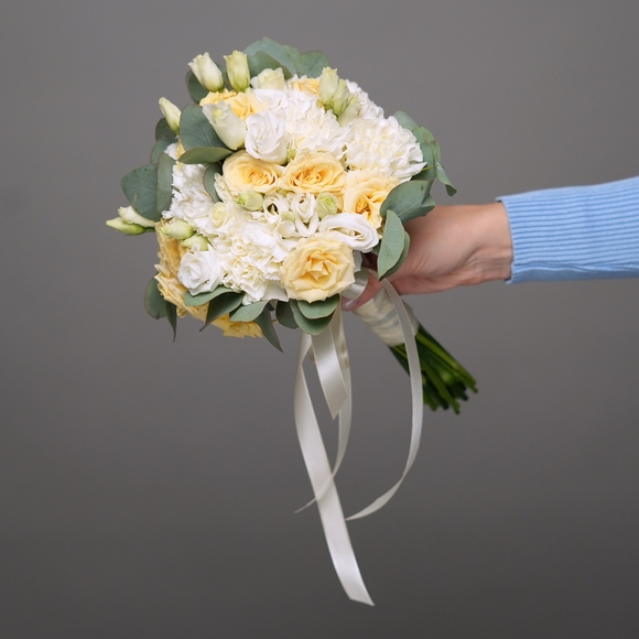 Букет невесты с кустовой кремовой розой, диантусом и лизиантусом (эустомой) с эвкалиптом