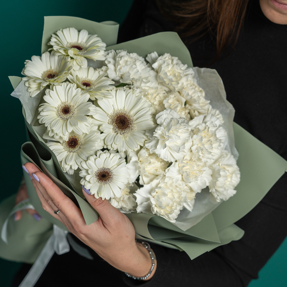 Букет из белых гербер и диантусов - L