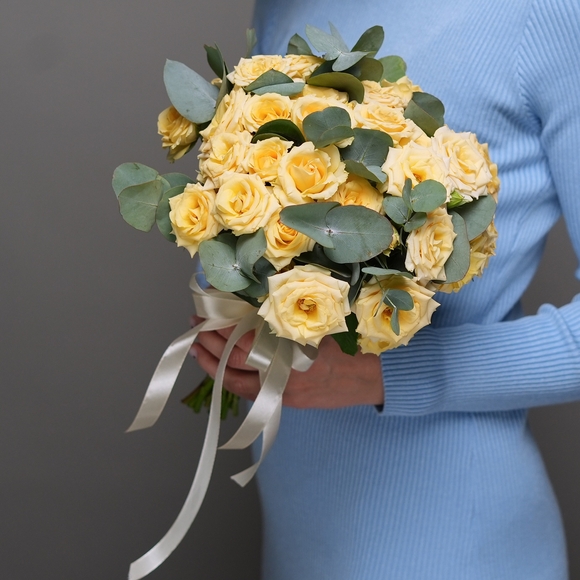 Букет невесты с кустовой кремовой розой с эвкалиптом
