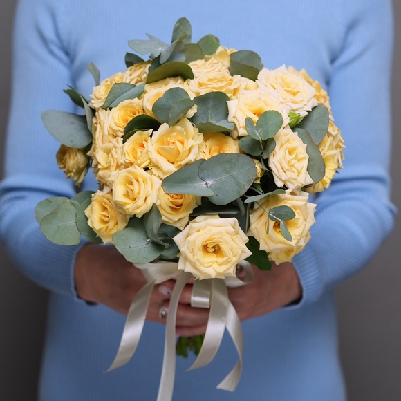 Букет невесты с кустовой кремовой розой с эвкалиптом